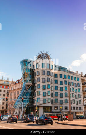 Straßenansicht mit sehr untraditionellen gestaltete tanzende Haus auf dem Damm Rasin nicknamed als Fred und Ginger House. Stockfoto