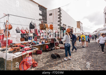 Handtaschen, Schmuck und Leder waren zum Verkauf an einem Stall in der Sonntagsmarkt in der Stadt von Teguise Lanzarote Stockfoto