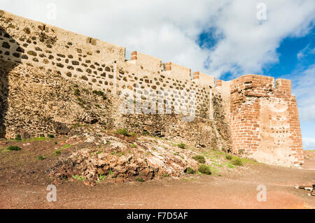 Wände des Castillo de Santa Barbara, Teguise, Lanzarote. Stockfoto