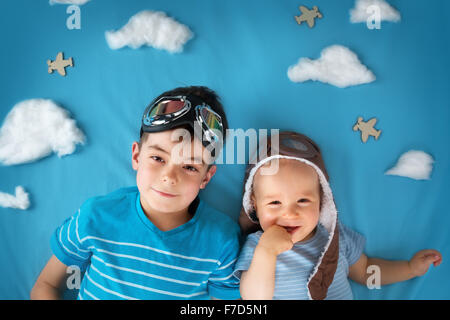 Zwei jungen auf der Decke liegend mit weißen Wolken Stockfoto