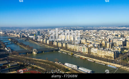 Blick vom Eiffelturm auf Fluss und Stadt Paris Stockfoto