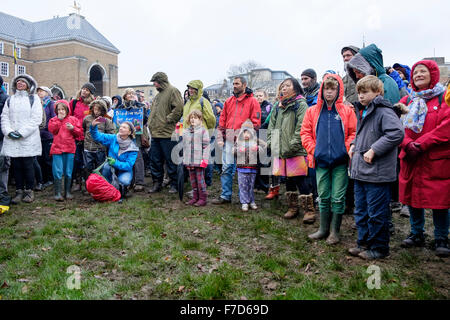 Bristol, UK, 29. November 2015. Trotz starkem Regen und starkem Wind nahmen viele Menschen noch an die Bristols Peoples 'Action on Climate Change"März und Rallye durchs Stadtzentrum von Bristol. Demonstranten sind abgebildet reden in College Green am Ende des Marsches. Bildnachweis: Lynchpics/Alamy Live-Nachrichten Stockfoto