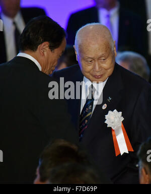 Tokio, Japan. 29. November 2015. Yoshiro Mori, ein ehemaliger Präsident der Liberal-Demokratischen Partei, kommt an einer Zeremonie anlässlich des 60. Jahrestages der Gründung in Tokio am Sonntag, den 29. November 3015. Die LDP entstand 1955 Fusion dann Liberal und Japan demokratische Parteien. © Natsuki Sakai/AFLO/Alamy Live-Nachrichten Stockfoto