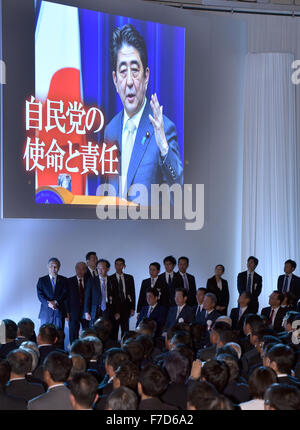 Tokio, Japan. 29. November 2015. Eine Darstellung der Geschichte der Liberal-Demokratischen Partei, Videomaterial wird angezeigt, während einer Zeremonie anlässlich des 60. Jahrestages der Gründung in Tokio am Sonntag, den 29. November 3015. Die LDP entstand 1955 Fusion dann Liberal und Japan demokratische Parteien. © Natsuki Sakai/AFLO/Alamy Live-Nachrichten Stockfoto