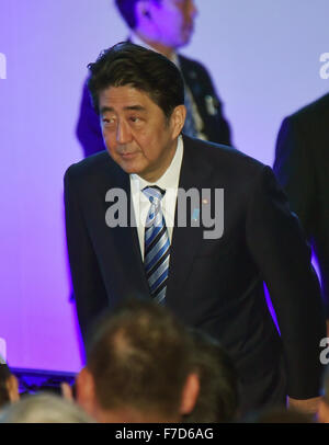 Tokio, Japan. 29. November 2015. Shinzo Abe, Präsident der Liberal-Demokratischen Partei, kommt an einer Zeremonie anlässlich des 60. Jahrestages der Gründung in Tokio am Sonntag, den 29. November 3015. Die LDP entstand 1955 Fusion dann Liberal und Japan demokratische Parteien. © Natsuki Sakai/AFLO/Alamy Live-Nachrichten Stockfoto