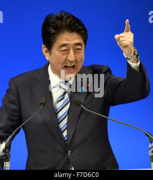 Tokio, Japan. 29. November 2015. Shinzo Abe, Präsident der regierenden Liberaldemokratischen Partei macht eine Aussage während einer Zeremonie anlässlich des 60. Jahrestages der Gründung in Tokio am Sonntag, den 29. November 3015. Die LDP entstand 1955 Fusion dann Liberal und Japan demokratische Parteien. © Natsuki Sakai/AFLO/Alamy Live-Nachrichten Stockfoto