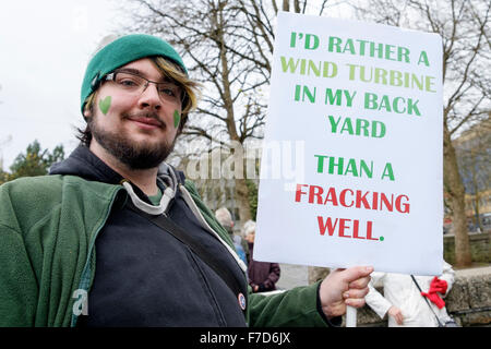 Bristol, UK, 29. November 2015. Abgebildet ist ein Anti-Fracking-Demonstrant vor Beginn des Marsches Bristols Peoples 'Action on Climate Change". Führenden Politiker der Welt treffen sich in Paris am 30. November für den UN-Klimagipfel (COP21) Kredit: Lynchpics/Alamy Live-Nachrichten Stockfoto