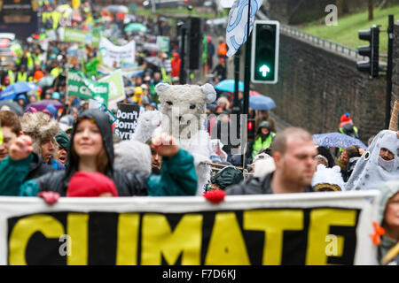 Bristol, UK, 29. November 2015. Trotz starkem Regen und starkem Wind teilgenommen viele Menschen noch an Bristols Völker "Action on Climate Change" durch Bristol Stadtzentrum zu marschieren. Führenden Politiker der Welt treffen sich in Paris am 30. November für den UN-Klimagipfel (COP21) Kredit: Lynchpics/Alamy Live-Nachrichten Stockfoto