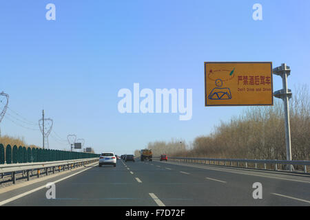 Chinesische Straßenschild: nicht trinken und fahren.  Autobahn G45 Daguang Schnellstraße Richtung Norden in Richtung große Mauer. Stockfoto