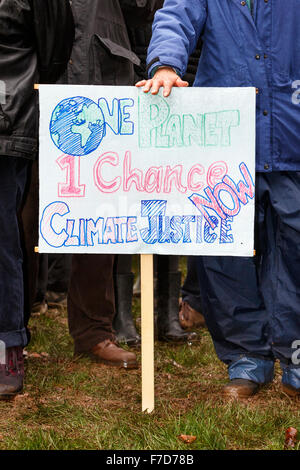 Bristol, UK, 29. November 2015. Ein Demonstrant abgebildet ist, hält ein Plakat fordern Klimagerechtigkeit am Ende des Marsches Bristols Peoples 'Action on Climate Change". Führenden Politiker der Welt treffen sich in Paris am 30. November für den UN-Klimagipfel (COP21) Kredit: Lynchpics/Alamy Live-Nachrichten Stockfoto