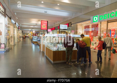 KLAIPEDA, Litauen - Juli 31: Besuch des Einkaufszentrums "Akropolis" 31. Juli 2015 in Klaipeda, Litauen. Stockfoto