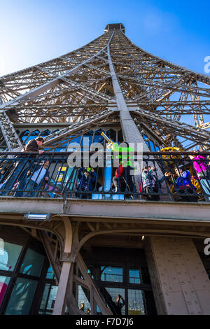 Blick auf den Eiffelturm von unten Stockfoto