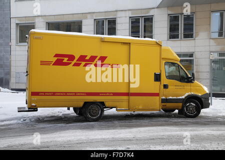 DHL-van im Winter in berlin Stockfoto