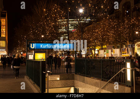 Station Kurfürstendamm in Berlin zur Weihnachtszeit Stockfoto