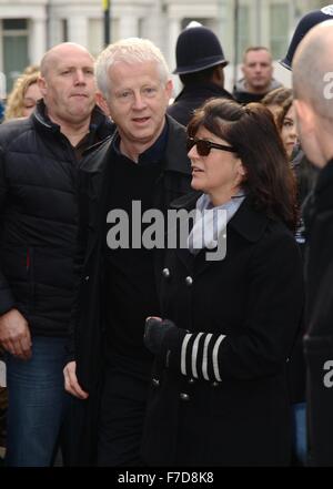 Richard Curtis und Frau Emma Freud kommen bei Sarm Studios für die Band Aid 30 Aufnahmen, West London. Stockfoto