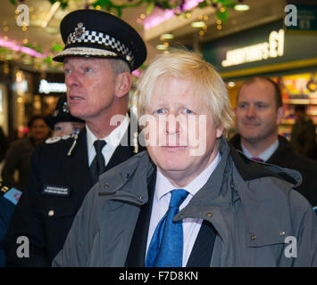 Boris Johnson und traf Kommissar Sir Bernard Hogan-Howe Stellen außerhalb Poundland, Ealing Broadway. Stockfoto