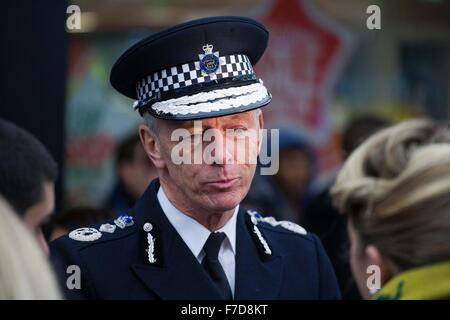 Metropolitan Police Commissioner Sir Bernard Hogan-Howe spricht zu Medien in Ealing Broadway. Stockfoto