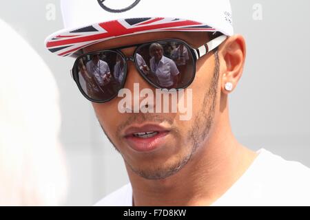 Britische Formel 1 Formel 1-Fahrer Lewis Hamilton führt durch das Fahrerlager in Silverstone Stockfoto