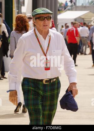 Silverstone Circuit, Sir Jackie Stewart zu Fuß durch das Fahrerlager in Silverstone im Zeittraining. Stockfoto