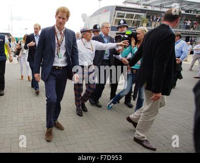 Prinz Harry ist eine Führung durch das Fahrerlager von Sir Jackie Stewart vor dem Start des Silverstone Grand Prix gegeben. Stockfoto