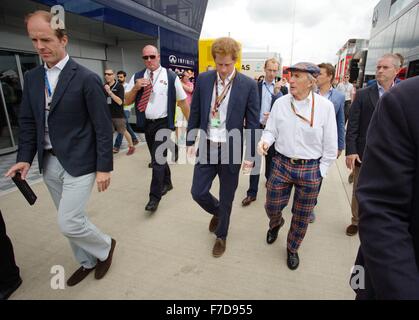 Prinz Harry ist eine Führung durch das Fahrerlager von Sir Jackie Stewart vor dem Start des Silverstone Grand Prix gegeben. Stockfoto