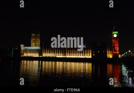 Elizabeth Tower, auch bekannt als Big Ben, beleuchtet mit roter Mohn im Rahmen des 100-jährigen Gedenkens des 1. Weltkrieges Stockfoto