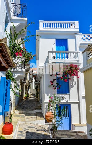 Schöne Häuser auf einer schmalen Straße in der Altstadt von Skopelos, Griechenland Stockfoto