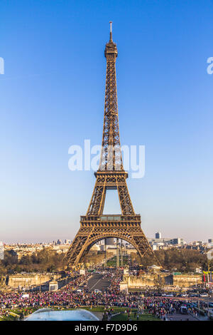Feiern auf dem Eiffelturm in Paris Stockfoto