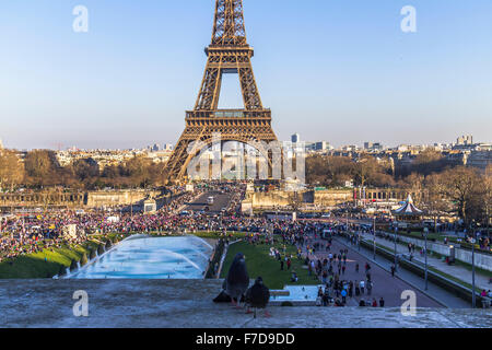 Feiern auf dem Eiffelturm in Paris Stockfoto