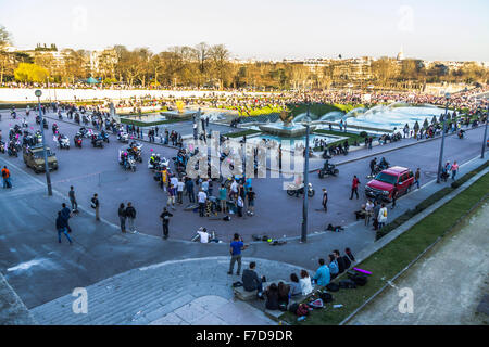Feiern auf dem Eiffelturm in Paris Stockfoto