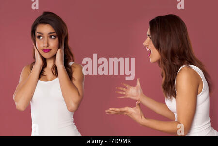 Frau Streit mit sich selbst als Depressionen oder Stress Konzept. Stockfoto