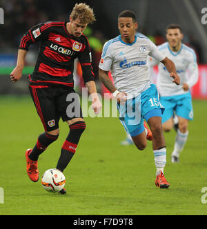 Leverkusen, Deutschland. 29. November 2015. Deutschland, Fußball, Bundesliga, Bayer 04 Leverkusen Vs FC Schalke 04, Leverkusen, 29.11.2015: Dennis Aogo (Schalke, R) befasst sich Stefan Kießling (Leverkusen). Bildnachweis: Jürgen Schwarz/Alamy Live-Nachrichten Stockfoto