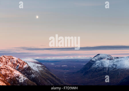 Ein zunehmender Mond über die weite Landschaft des Rannoch Moor, mit der Buachaille Etive Beag und Buachaille Etive Mor auf der rechten Seite Stockfoto