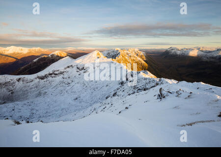 Letzte Licht auf den Schnee bedeckten Bergrücken der Aonach Eagach mit der Buachaille Etive Beag auf der rechten Seite, Schottland Stockfoto