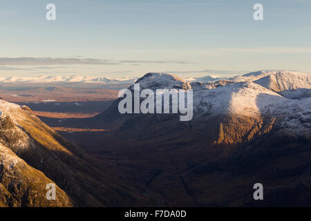 Der Buachaille Etive Beag und Buachaille Etive Mor im späten Nachmittag Licht gesehen von Aonach Eagach, Glen Coe, Schottland Stockfoto