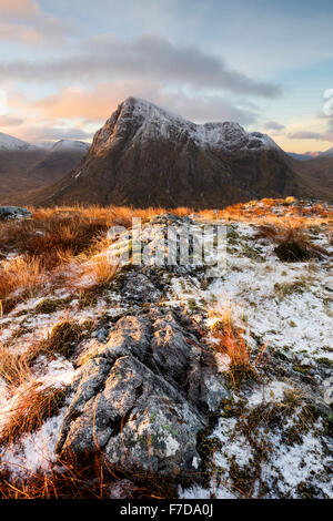 Stob Dearg (Buachaille Etive Mor) vom Gipfel des Beinn ein "Chrulaiste in der Morgendämmerung, Glen Coe, Schottland Stockfoto