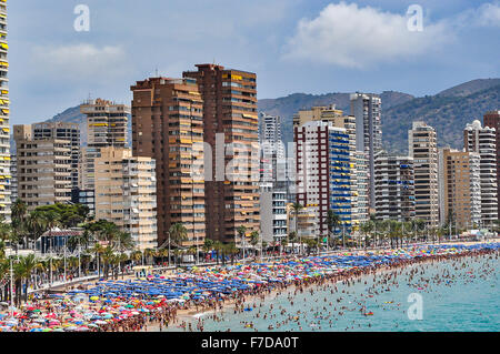 Überfüllten Strand von Benidorm an einem bewölkten Tag, Spanien Stockfoto