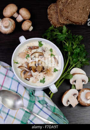 cremige Suppe püriert, Pilze und Scheiben von Huhn Stockfoto