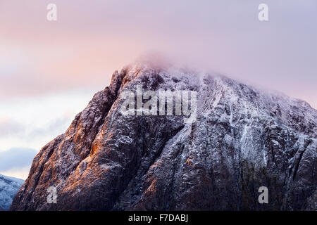 Stob Dearg (Buachaille Etive Mor) Sidelit durch das frühe Morgenlicht Stockfoto