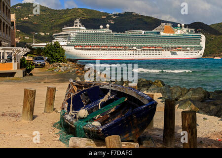 Kreuzfahrtschiff und alte Boot Tortola British Virgin Islands Stockfoto