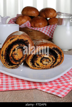 Frisch gebackene Brötchen mit Mohn auf einem Teller Servietten Stockfoto