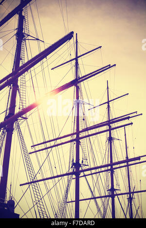 Retro Vintage getönten Segeln Masten bei Sonnenuntergang, Reisen Konzept. Stockfoto