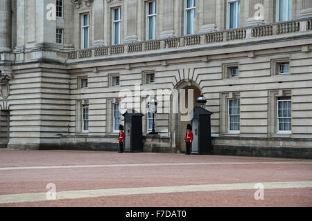 Die königliche Garde stand vor Buckingham Palace direkt vor die Wachablöse. Stockfoto