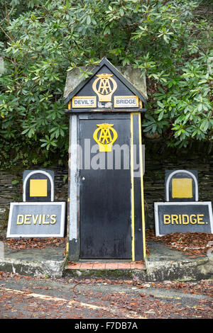 AA-Box am Teufelsbrücke in Wales Stockfoto