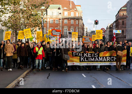 Kopenhagen, Dänemark, 29. November 2915. Demonstranten zur Unterstützung einer starken COP21-Abkommen in Paris Spaziergänge durch die Straßen von Kopenhagen auf dem Bundesplatz. Auf dem großen vorderen Schild steht: "Die Menschen Klima Marsch" Credit: OJPHOTOS/Alamy Live News Stockfoto