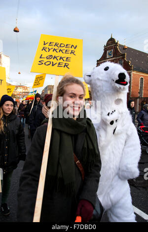 Kopenhagen, Dänemark, 29. November 2915. Demonstranten zur Unterstützung eines starken COP21 geht durch die Straßen von Kopenhagen auf dem Parliament Square (gelesen: Christiansborgs Soltsplads). Die Frauen gelbe Schild steht: "Die Welt bewegt, Loekke (Premierminister) schläft" Credit: OJPHOTOS/Alamy Live News Stockfoto