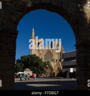 Durch arches Namik Kemal Platz und die Kathedrale des heiligen Nikolaus, Famagusta, Türkische Republik Nordzypern Stockfoto