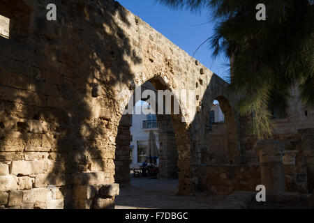 Durch arches Namik Kemal Square, Famagusta, Türkische Republik Nordzypern Stockfoto