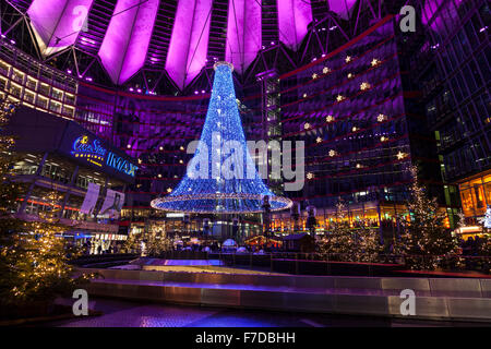 Sony Center am Potsdamer Platz mit Weihnachtsdekoration in Berlin Deutschland Stockfoto