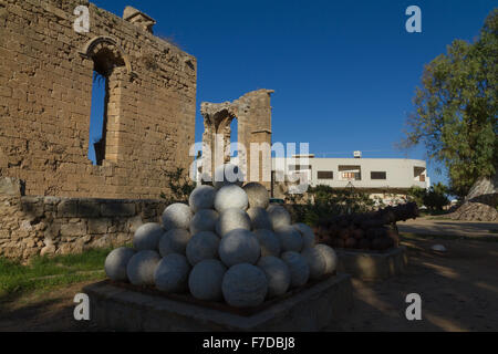 Osmanische Kanonenkugeln in Namik Kemal Square, Famagusta, Türkische Republik Nordzypern Stockfoto